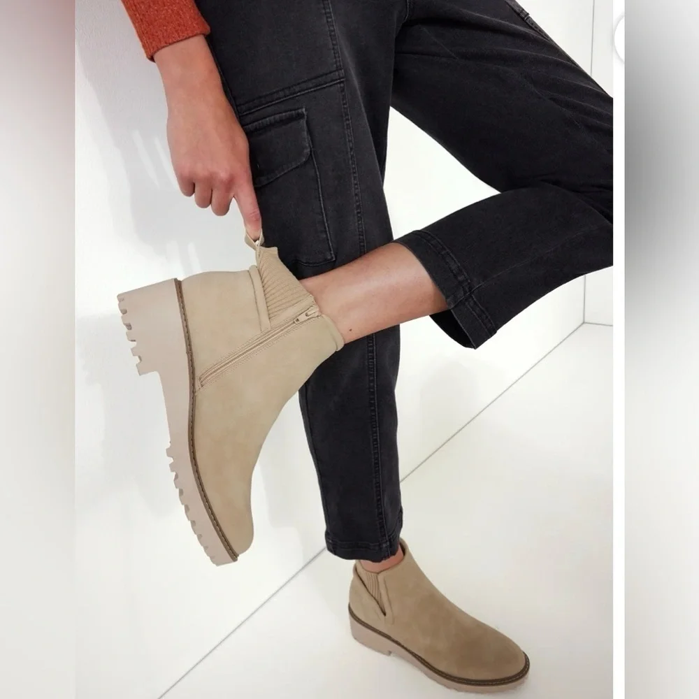NWOB Chelsea Boots